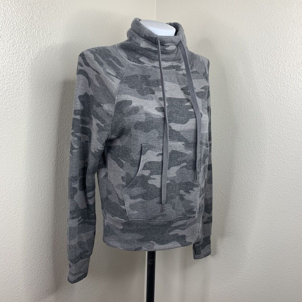 Evereve Camo Pullover Drawstring Sweatshirt Sz XS Front Pocket Gray Thumbholes